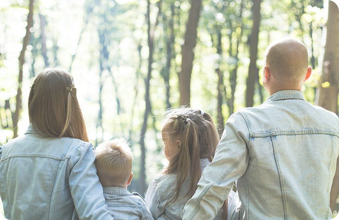 Család erdei környezetben